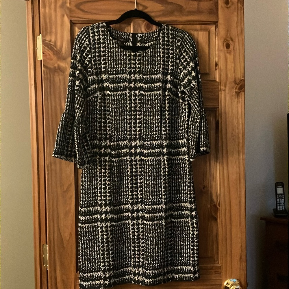 Black and white dress, round neckline, zip back